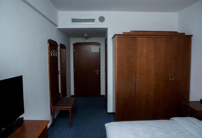 اتاق لوکس, Hum