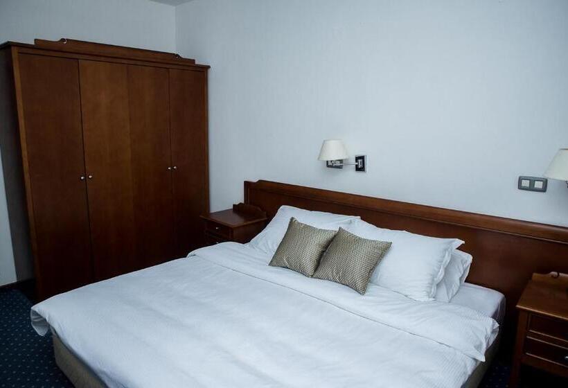 اتاق لوکس, Hum