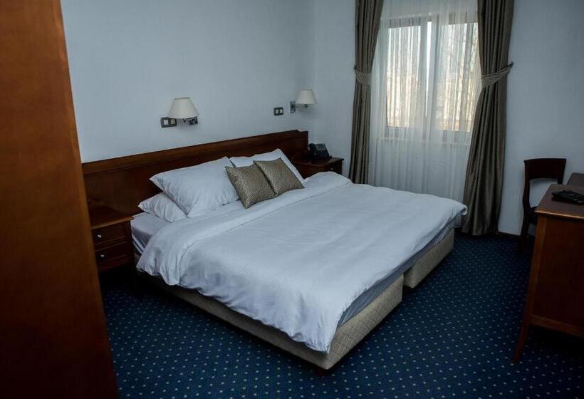 اتاق لوکس, Hum