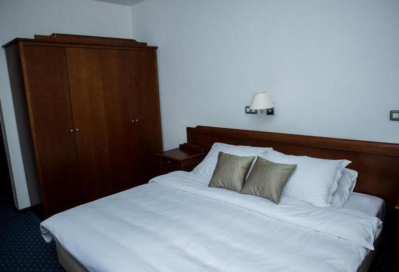 اتاق لوکس, Hum