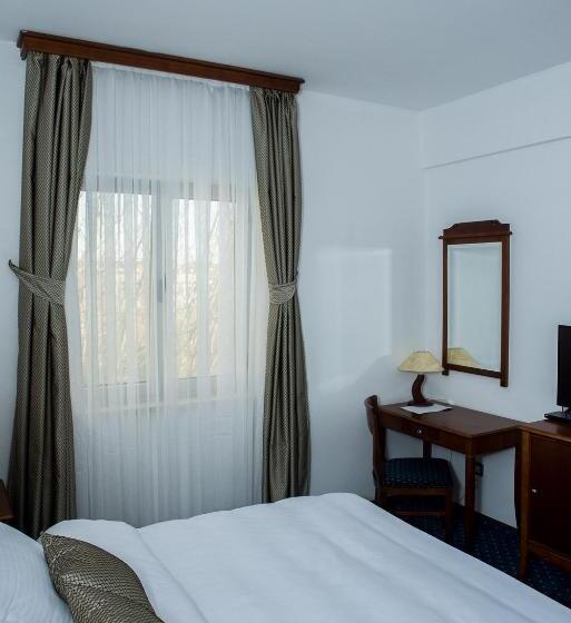 اتاق لوکس, Hum