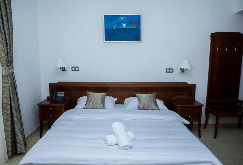 اتاق لوکس با بالکن, Hum