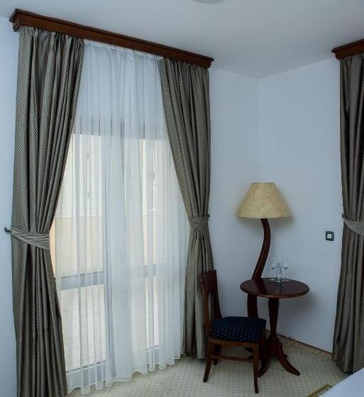 اتاق لوکس با بالکن, Hum