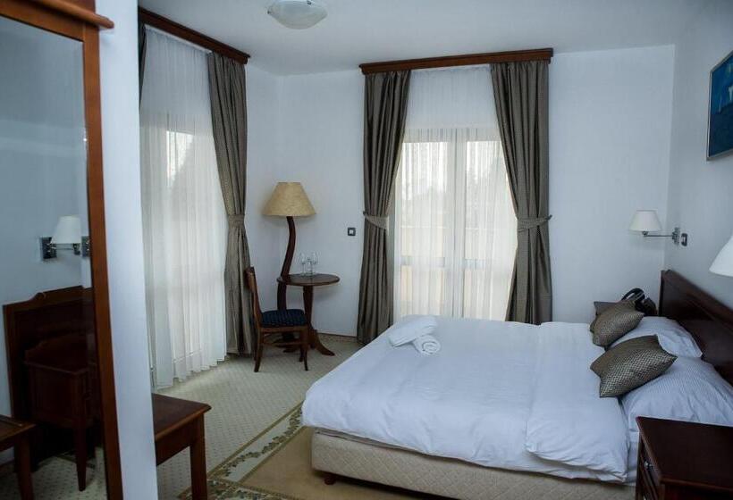 اتاق لوکس با بالکن, Hum