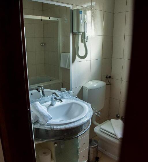 اتاق لوکس با بالکن, Hum