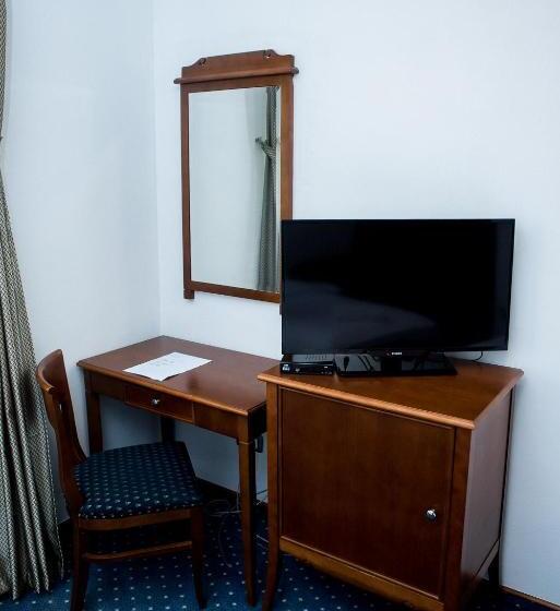 اتاق استاندارد سه نفره, Hum