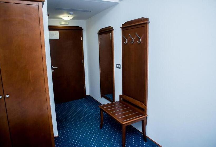 اتاق استاندارد سه نفره, Hum