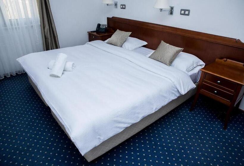 اتاق لوکس سه تخته, Hum