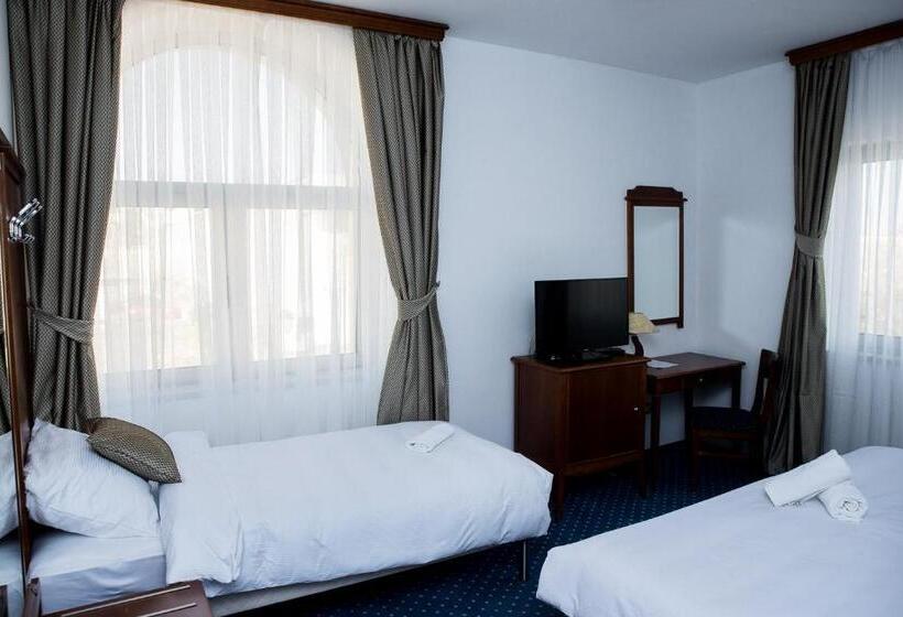 اتاق لوکس سه تخته, Hum