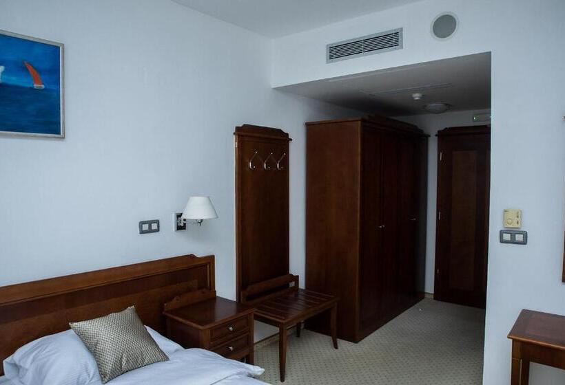 اتاق لوکس با بالکن, Hum