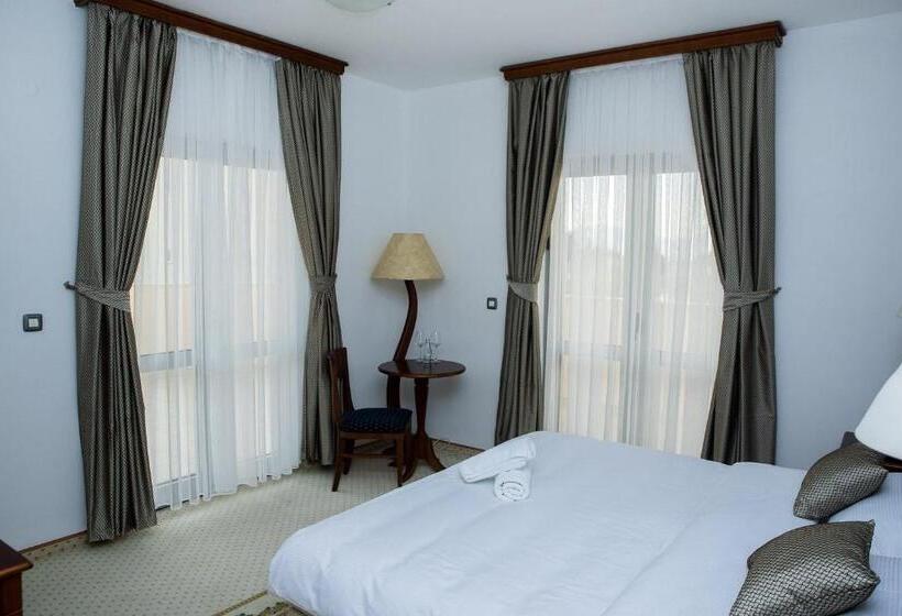 اتاق لوکس با بالکن, Hum