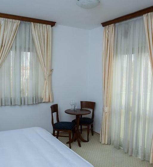 اتاق لوکس با بالکن, Hum