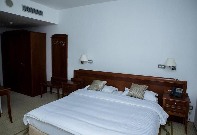 اتاق لوکس با بالکن, Hum