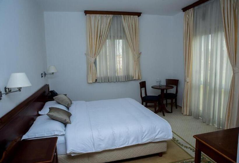 اتاق لوکس با بالکن, Hum