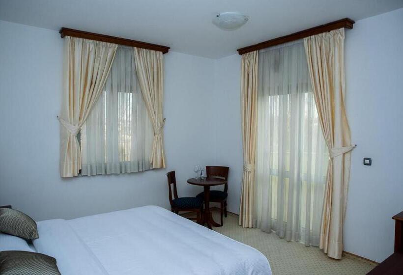 اتاق لوکس با بالکن, Hum