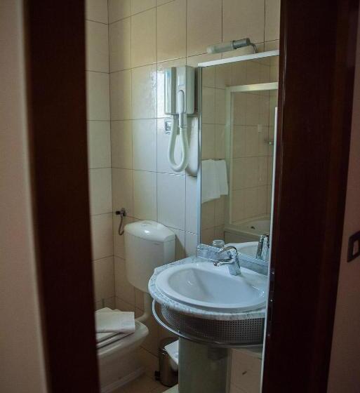 اتاق لوکس با بالکن, Hum