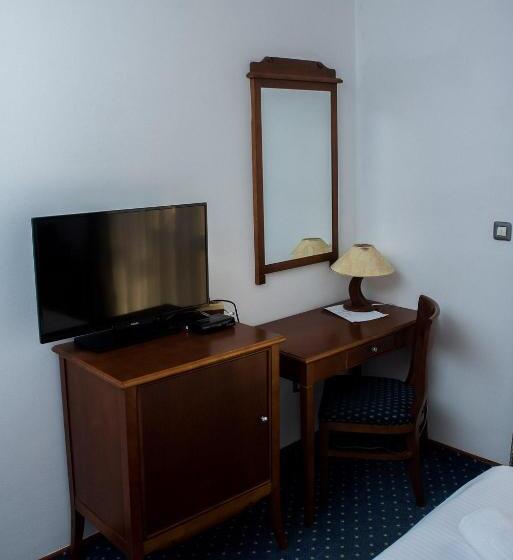 اتاق لوکس با بالکن, Hum