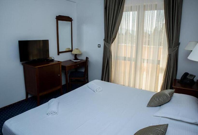 اتاق لوکس با بالکن, Hum