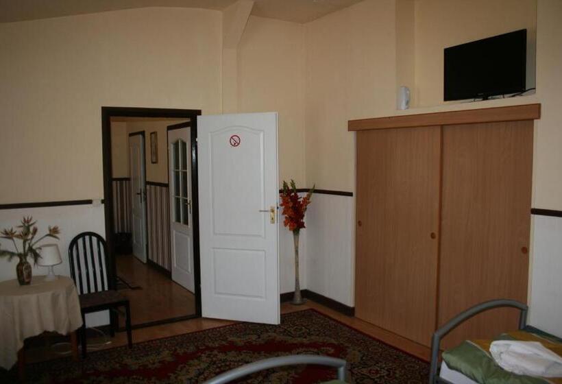 מיטה בחדר משותף, Komfort Inn   Dwór Hubertus