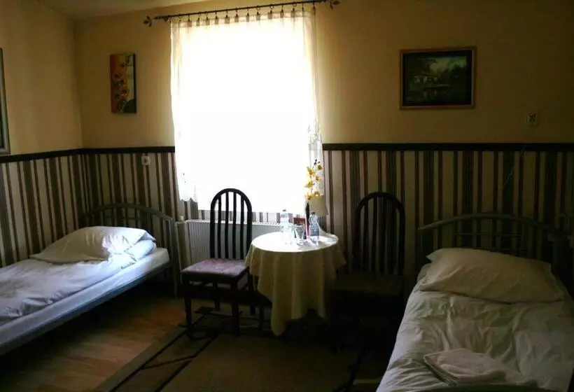 ルームシェアのワンベッド, Komfort Inn   Dwór Hubertus