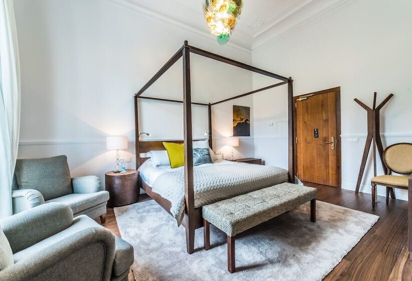 اتاق سوپریور, L'avenida