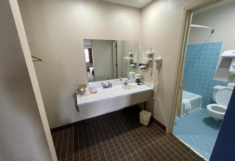 Номер Стандарт, Knights Inn & Suites Emporia