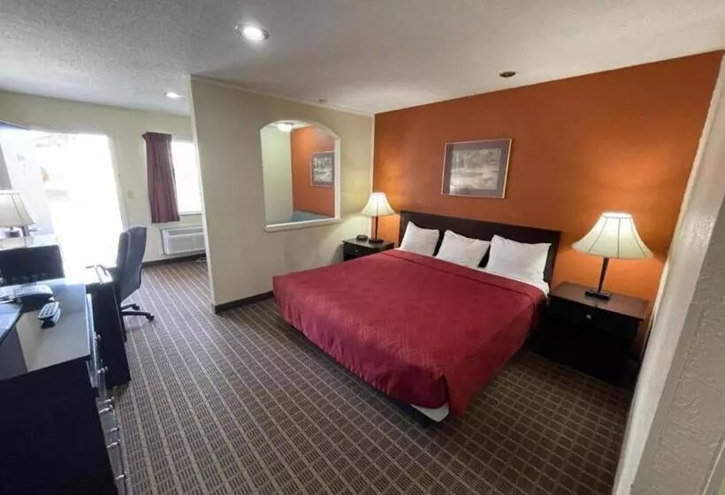 キングサイズベッドのスタンダードルーム, Knights Inn & Suites Emporia