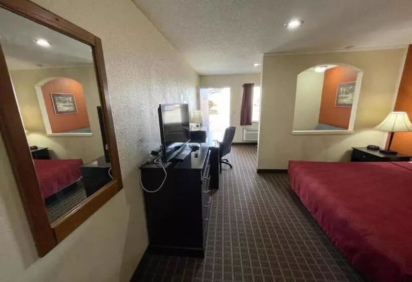 キングサイズベッドのスタンダードルーム, Knights Inn & Suites Emporia