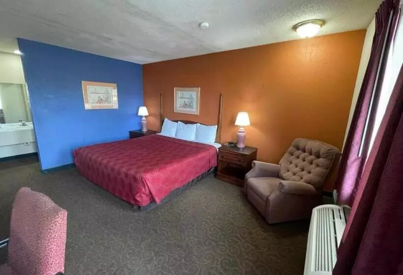 キングサイズベッドのスタンダードルーム, Knights Inn & Suites Emporia