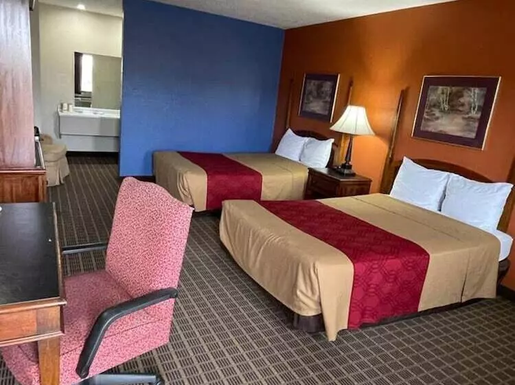 ２ダブルベッドのスタンダードルーム, Knights Inn & Suites Emporia