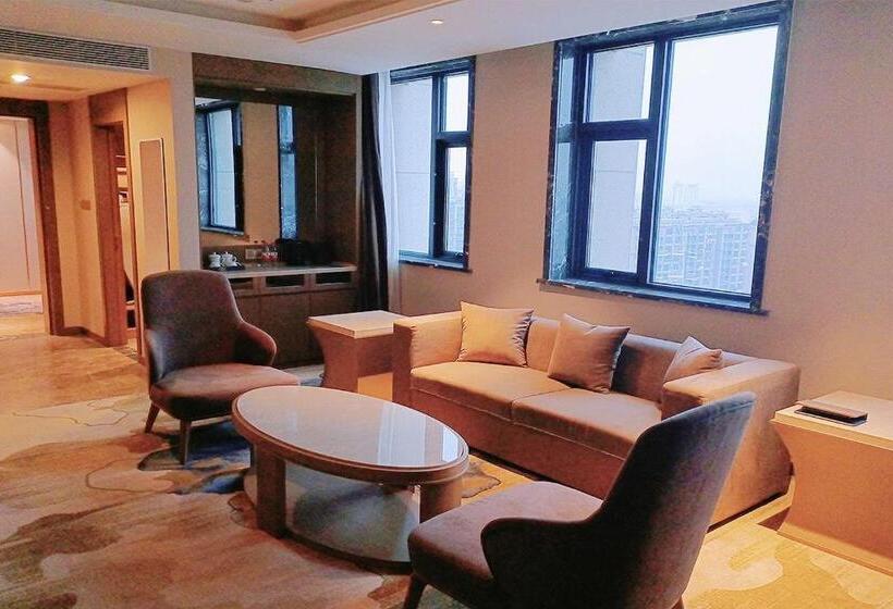 חדר משפחתי, Baoying Jinling