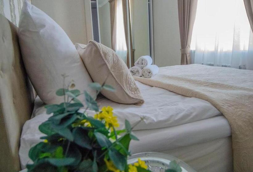 اتاق لوکس با بالکن, Golden Park