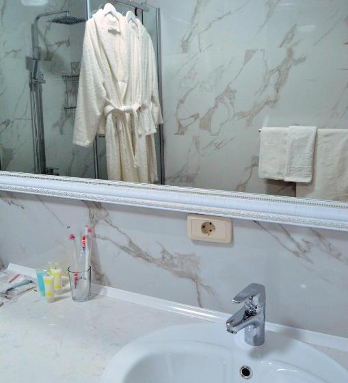 اتاق لوکس با بالکن, Golden Park