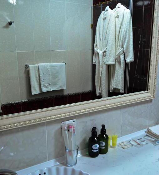 اتاق استاندارد چهارنفره با چشم‌انداز باغ, Golden Park