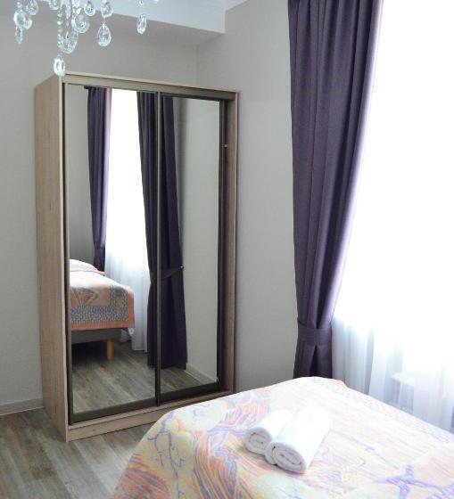 اتاق استاندارد چهارنفره با چشم‌انداز باغ, Golden Park