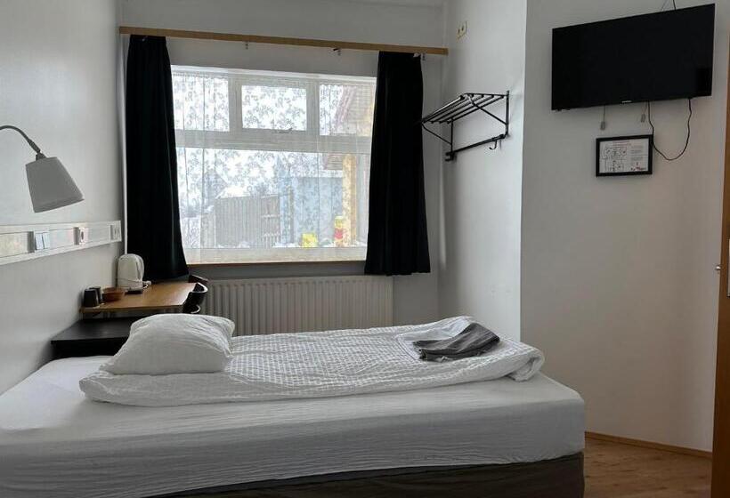 اتاق استاندارد با سرویس بهداشتی مشترک, Kanslarinn Hostel