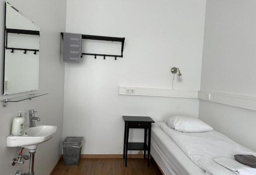 اتاق استاندارد با سرویس بهداشتی مشترک, Kanslarinn Hostel