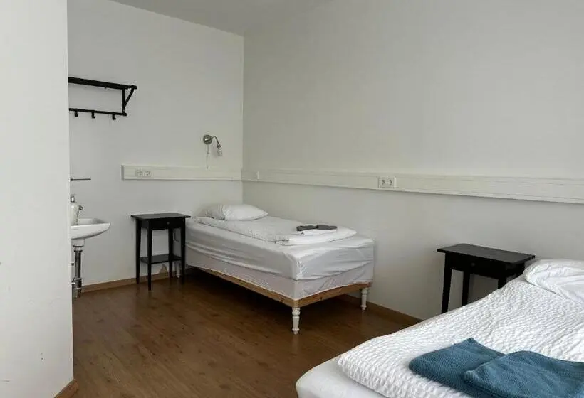 اتاق استاندارد با سرویس بهداشتی مشترک, Kanslarinn Hostel