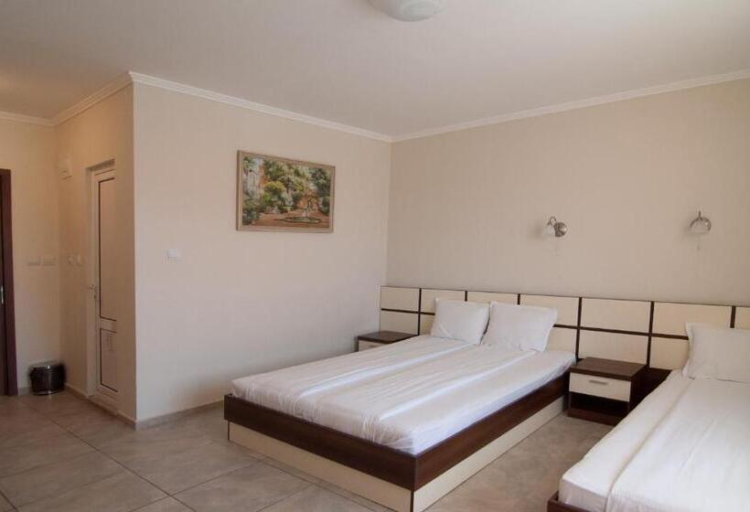 Comfort room with balcony, Guest House Hiora