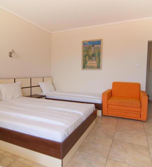 디럭스 4인 룸, Guest House Hiora