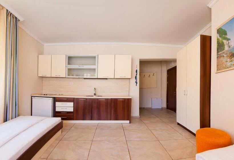Семейный Номер, Guest House Hiora