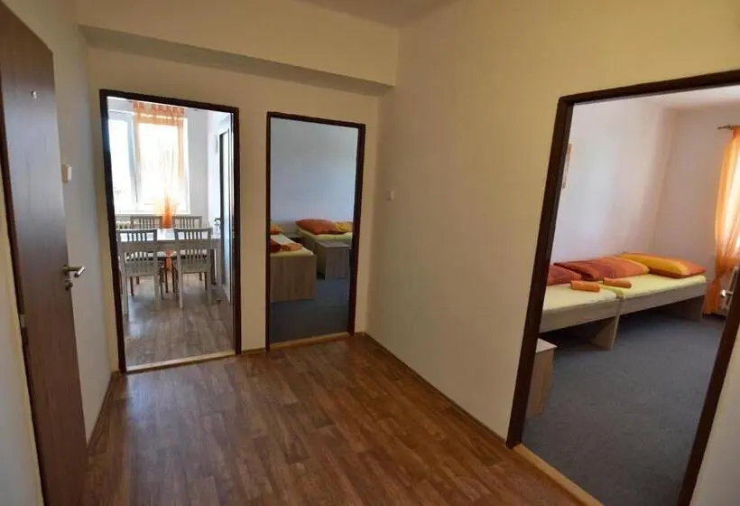 Huoneisto 2 Makuuhuonetta, Penzion Na Rozcestí