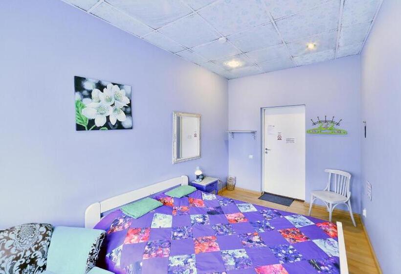 اتاق استاندارد یک تخته با سرویس بهداشتی مشترک, Central Hostel