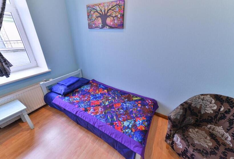 اتاق استاندارد یک تخته با سرویس بهداشتی مشترک, Central Hostel