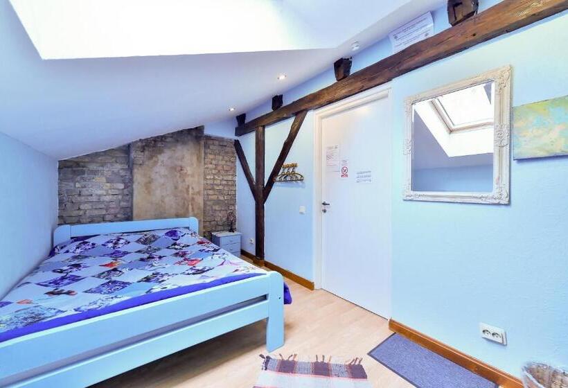 اتاق استاندارد یک تخته با سرویس بهداشتی مشترک, Central Hostel