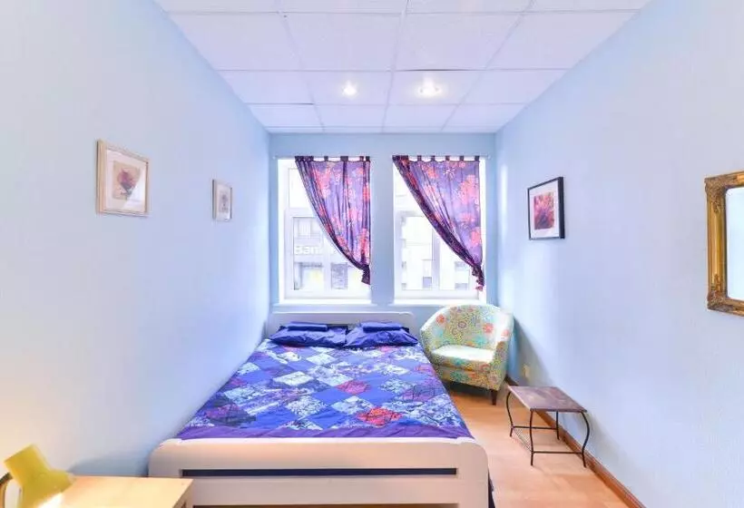 اتاق استاندارد یک تخته با سرویس بهداشتی مشترک, Central Hostel