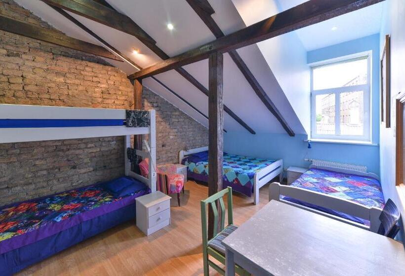 اتاق استاندارد چهارنفره با سرویس بهداشتی مشترک, Central Hostel