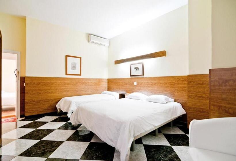 اتاق استاندارد سه نفره, Hostal Asuncion