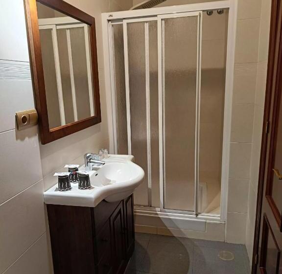 스탠다드 트리플 룸, Hostal La Ermita