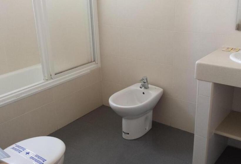 스탠다드 트리플 룸, Hostal La Ermita